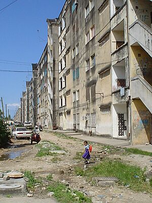 Archivo:Urban blight at the Michenzani housing project, Zanzibar town, Tanzania