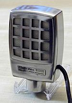 Archivo:Vintage Electro-Voice Century Crystal Microphone, Model 915, Push-To-Talk, Circa 1950 (12823383155)