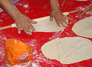 Archivo:Yufka-opening the dough