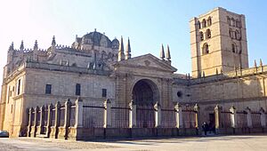 Archivo:Zamora - Catedral, exteriores 16