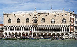 Archivo:(Venice) Doge's Palace facing the sea