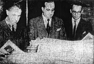 Archivo:Álvaro Alsogaray, Bartolome Bruera, César Augusto Bunge (left to right) look over issues of the first newspaper to be printed on bagasse, the Holyoke Transcript-Telegram, January 26, 1950