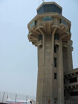 Archivo:30 mar 08 - Torre de Control Aeropuerto Ernesto Cortissoz
