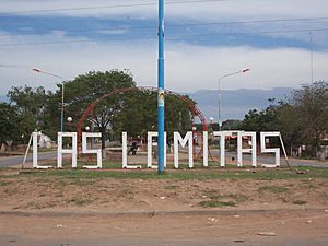 Archivo:Acceso a Las Lomitas por la Ruta Nacional 81.