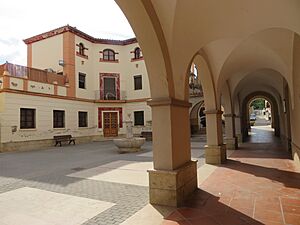 Archivo:Arcos porticados de la Plaza de la Iglesia de Algimia d'Alfara