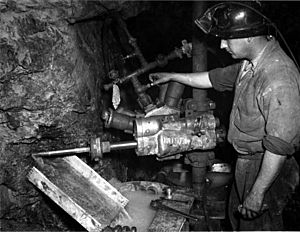 Archivo:Associated Gold Mine Kalgoorlie 1951