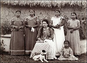 Archivo:Bolivian indigenous women dressed in western styled clothes