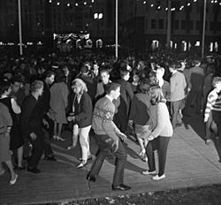Archivo:Bundesarchiv Bild 183-C0517-0010-005, Berlin, Deutschlandtreffen, tanzende Jugendliche