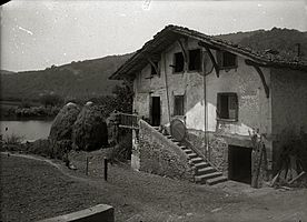 Archivo:Casa de anguleros de Aginaga en la localidad de Usurbil (1 de 1) - Fondo Marín-Kutxa Fototeka