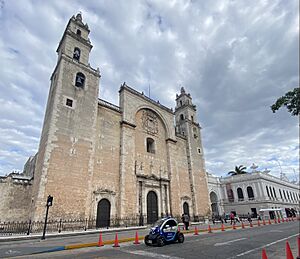Archivo:Catedral de Mérida - San Ildefonso, Merida, Yucatan, Mexico - Marzo 2021 con Policia Turistica