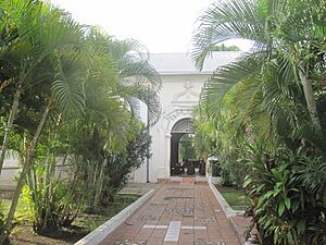 Archivo:Chinandega El Calvario Entrada