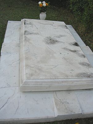 Archivo:Cimitero delle porte sante, tomba di vasco pratolini