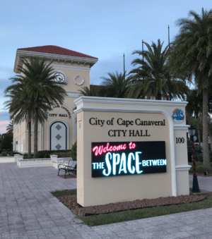 Archivo:City of Cape Canaveral City Hall with electronic marquee sign in foreground