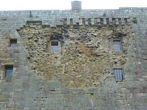 Archivo:Damaged east wall of Borthwick Castle, Midlothian