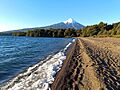 El lago Llanquihue y el volcán Osorno. Región de Los Lagos. Chile
