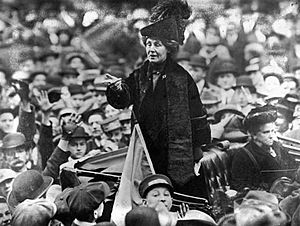 Archivo:Emmeline Pankhurst addresses crowd