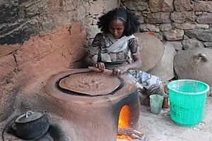 Archivo:Ethiopia Gheralta WomanCookingInjera