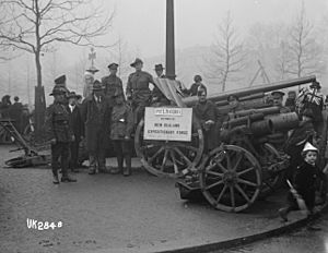 Archivo:Field guns captured by New Zealanders in World War I on display in London, 1918