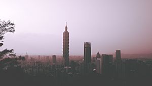 Archivo:Foggy Taipei skyline 20190321