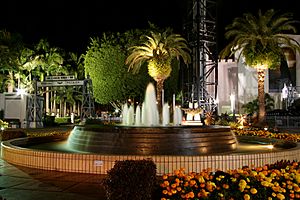 Archivo:Fountain of Fame by night - Movie World