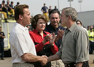 Archivo:GW. Bush shakes hands with A. Schwarzenegger, Oct. 25, 2007