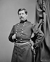 Major general George McClellan El general de división George McClellan de pie para un retrato de 1861