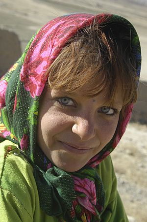 Archivo:Girl in a Kabul orphanage, 01-07-2002