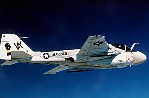 Archivo:Grumman A-6E Intruder of VMA(AW)-121 in flight on 23 November 1981 (6364507)