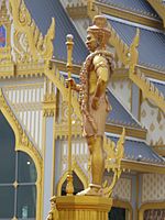 Archivo:Guardian of Phra Meru Mas of Bhumibol Adulyadej - Vessavana (left side)