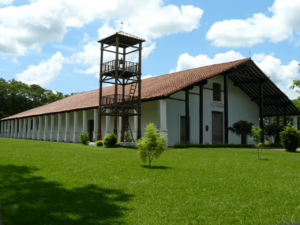 Archivo:Iglesia Yaguaron frente campanario
