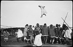 Archivo:Inuitene morer seg med såkalt skinndans, 1922-1923 (12114498483)