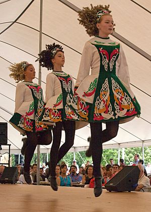 Archivo:Irish dancers in team costume, Davis Academy, USA