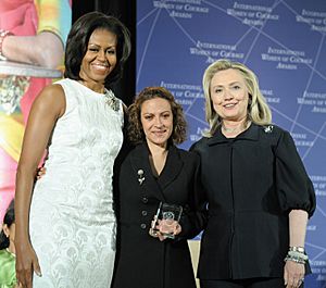 Archivo:Jineth Bedoya Lima with Hillary Rodham Clinton and Michelle Obama at 2012 IWOC Award cropped