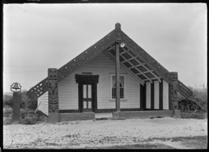 Archivo:Kearoa Meeting House at Tarewa, Rotorua ATLIB 311352
