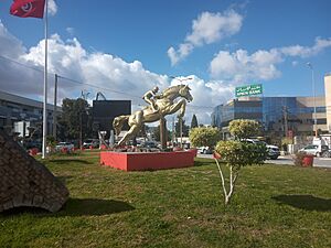 Archivo:La Soukra place de l'équitation statue cavalier saut obstacle