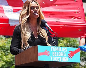 Archivo:Laverne Cox at L.A.'s Families Belong Together March (cropped)