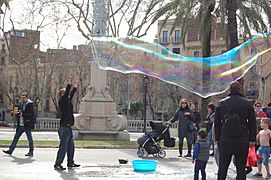 Making giant soap bublles in Barcelona March 2015 (11)