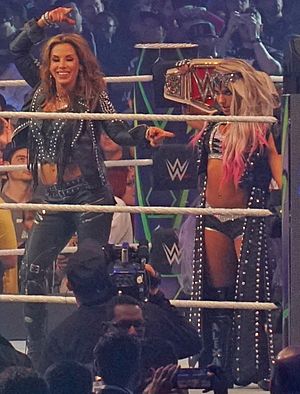 Archivo:Mickie James and Alexa Bliss WrestleMania 34 April 2018