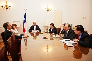 Archivo:Ministro Portavoz se reunió con miembros del directorio de TVN (14628455734)