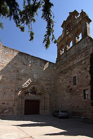 Archivo:Monasterio de San Leonardo, espadaña y entrada, Alba de Tormes,