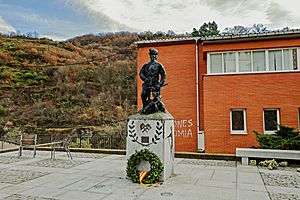 Archivo:Monumento al minero en Matarrosa del Sil
