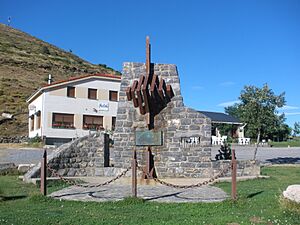 Archivo:Monumento en honor del capitán Lozano, en el alto de Aralla, Sena de Luna, en agosto de 2012 01