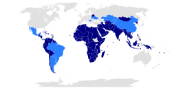 Movimiento de Países No Alineados: países miembros en azul oscuro y países observadores en azul claro.