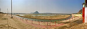 Archivo:Panorama of Prakasam Barrage and Railway bridges