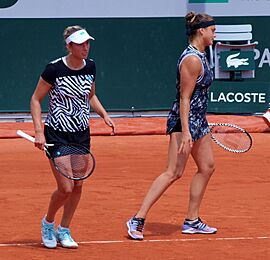 Archivo:Paris-FR-75-open de tennis-2019-Roland Garros-court Mathieu-6 juin-double dames-09 (cropped)