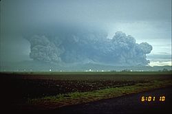 Archivo:Pinatubo91 lateral blast plume pinatubo 06-15-91-resized
