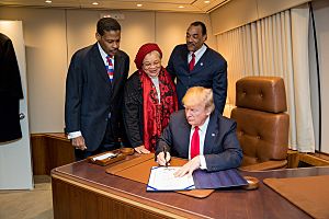 Archivo:President Donald J. Trump signs the Martin Luther King Jr. National Historical Park Act