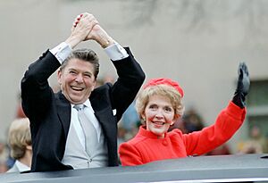 Archivo:President Ronald Reagan and Nancy Reagan waving from the limousine during the Inaugural Parade (cropped)