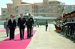 Archivo:President Ronald Reagan reviewing troops with President Miguel de la Madrid at the Camino Real Hotel landing zone in Mazatlan, Mexico