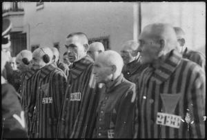 Archivo:Prisoners in the concentration camp at Sachsenhausen, Germany, December 19, 1938. Heinrich Hoffman Collection. - NARA - 540177